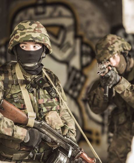 heavily-armed-soldier-in-battle-dress-uniform-2025-10-04-03-48-35-utc